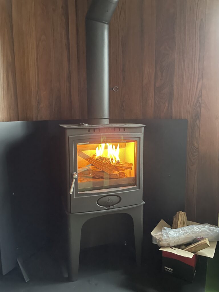 薪ストーブの設置工事をしました～☆