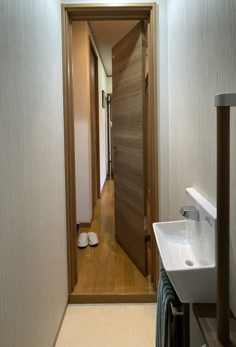 トイレの改修工事☆ドアの開き方向を変えて安心！